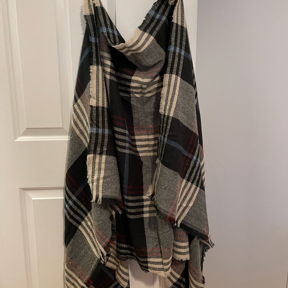 Accessories - Women’s scarf/shawl. One size. Gently worn.